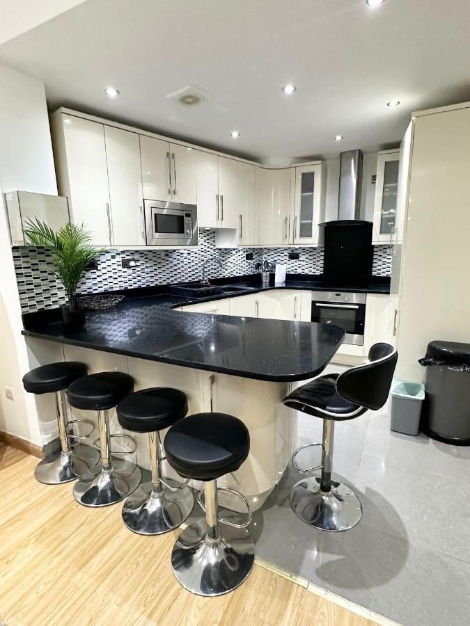 London Charm - Stylish Room In Spacious Home מראה חיצוני תמונה