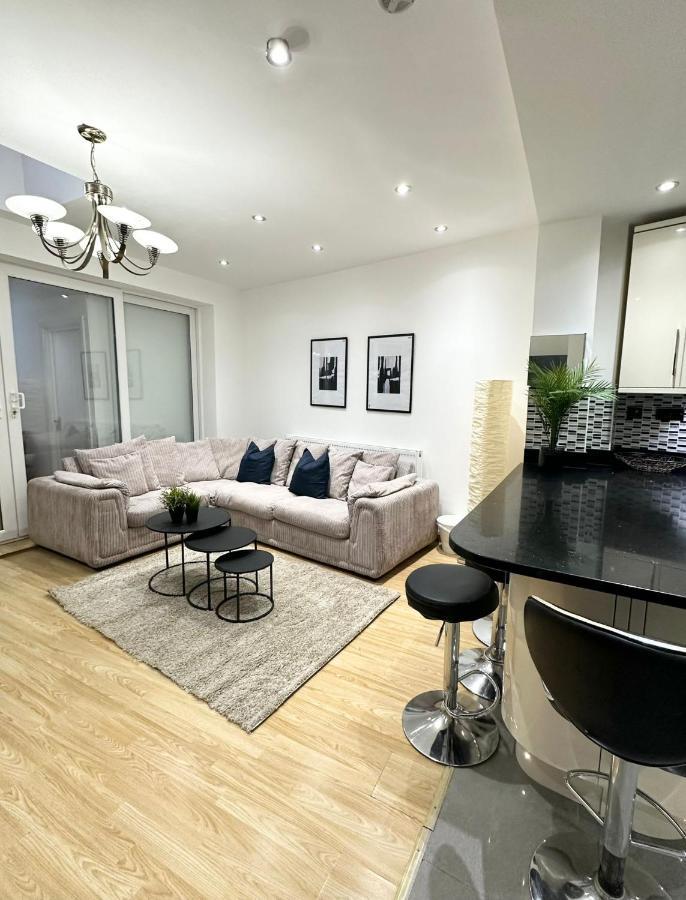 London Charm - Stylish Room In Spacious Home מראה חיצוני תמונה