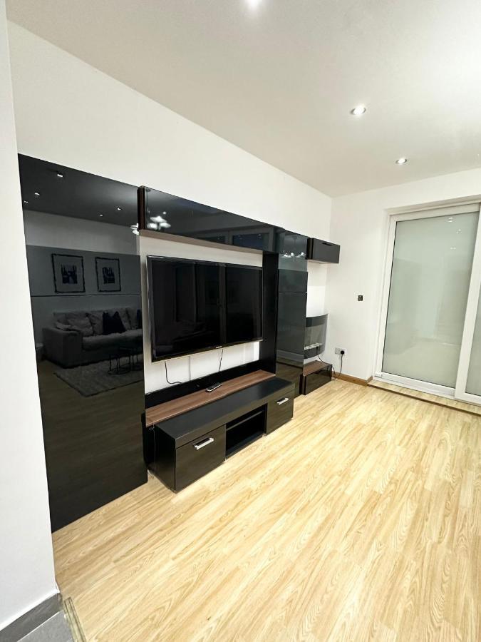 London Charm - Stylish Room In Spacious Home מראה חיצוני תמונה